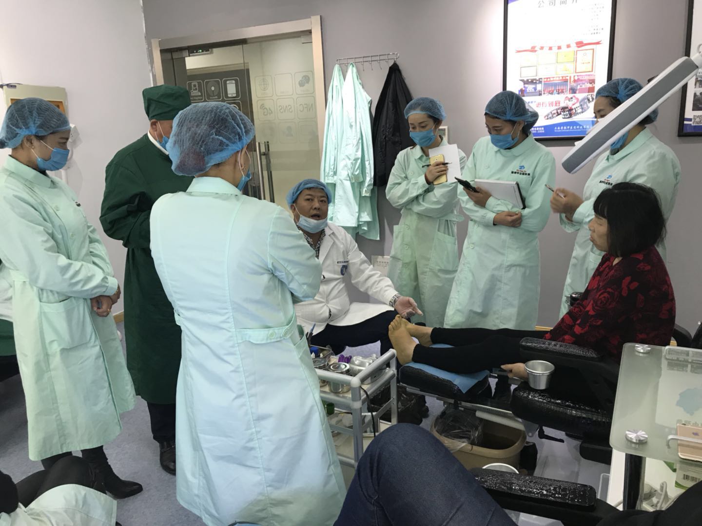 开个灰指甲店好干吗 馨靓甲灰指甲加盟生意火热